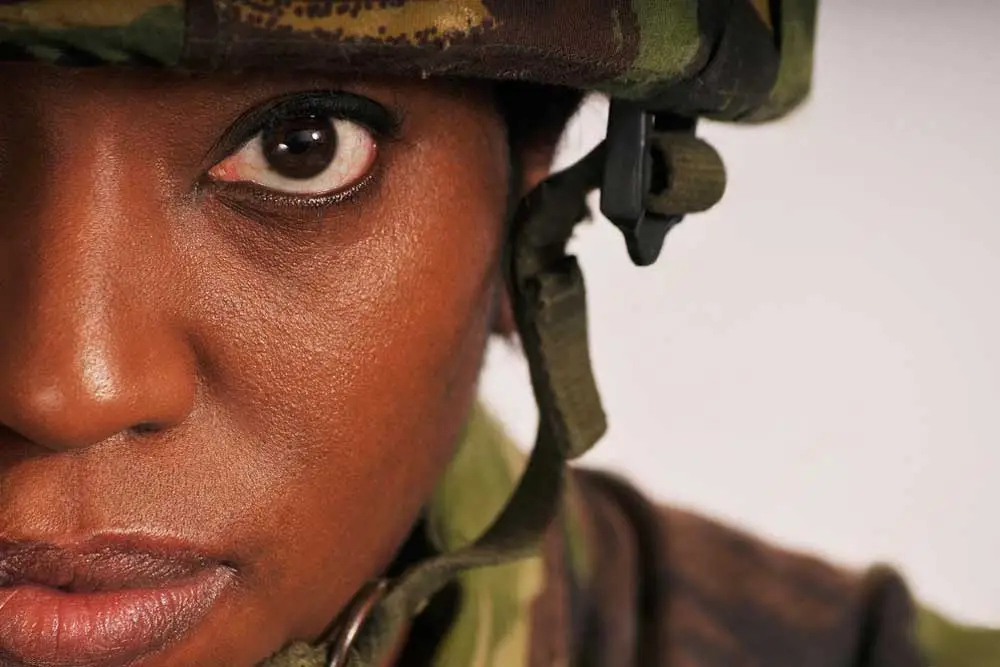 femme militaire apres operation laser des yeux